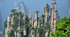 石峰似搁笔的“江山”，景色变化万千